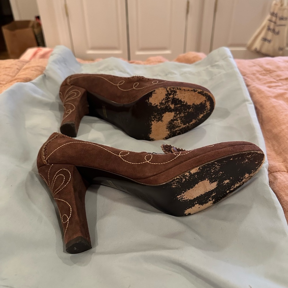 Isabella Fiore Brown Suede Mary Jane Heels with Floral Stitching - Picture 3 of 4